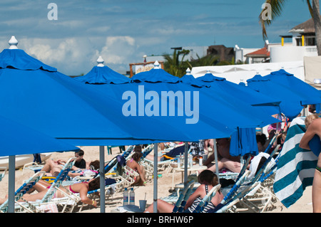 Le Mexique, Cozumel. Les parasols de plage Playa Miia Grand Beach Park, Isla de Cozumel (l'île de Cozumel). Banque D'Images