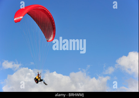 Vol en parapente à Red Wing / canopy contre blue cloudy sky Banque D'Images