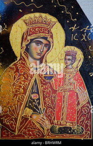 Vierge Marie et Enfant Jésus Christ de l'église en pierre de décoration sur des sentiers à Tissiniva Crète Grèce île noir rock Banque D'Images