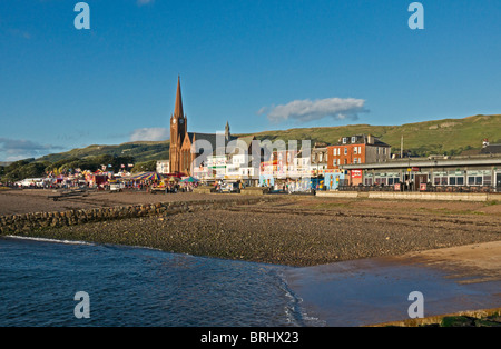 Façade de la mer station balnéaire de Largs dans Ayrshire du Nord l'Ecosse en début de soirée la lumière Banque D'Images