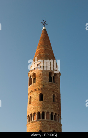 Le Campanile (clocher cylindrique) de la cathédrale romane de Saint Stephen (Duomo), Caorle, Vénétie, Italie Banque D'Images