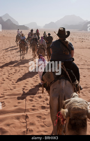 Camel voyage dans le Wadi Rum, Jordanie. Banque D'Images