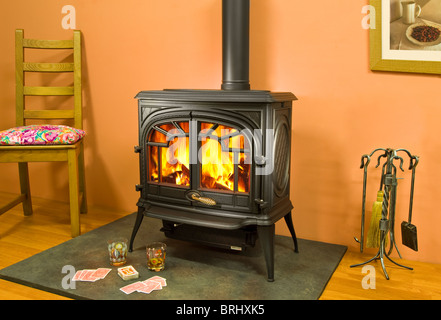 Poêle à bois faite par Franco Belge Ardennes avec accessoires de cheminée Banque D'Images