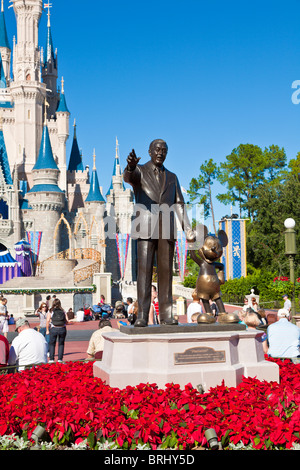 Statue des partenaires de Walt et Mickey devant le château de Cendrillon dans le parc à thème Magic Kingdom de Walt Disney Banque D'Images