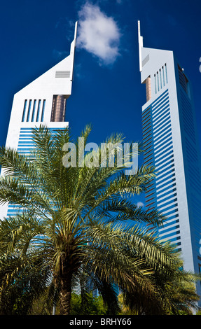 L'Emirates Towers sur Sheikh Zayed Road dans le centre financier de Dubaï, Emirats Arabes Unis, EMIRATS ARABES UNIS Banque D'Images