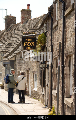 Couple walking village village Corfe Dorset Angleterre.UK Banque D'Images