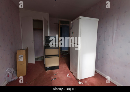 Cuisinière et réfrigérateur dans la chambre d'une télévision abandonnés Banque D'Images