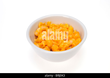 Cuits congelés de macaroni et fromage en boule blanche sur fond blanc. Banque D'Images