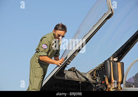 McDonnell Douglas F-18 Hornet et le pilote, l'aéroport de Malaga, Malaga, Costa del Sol, la province de Malaga, Andalousie, Espagne, Europe. Banque D'Images