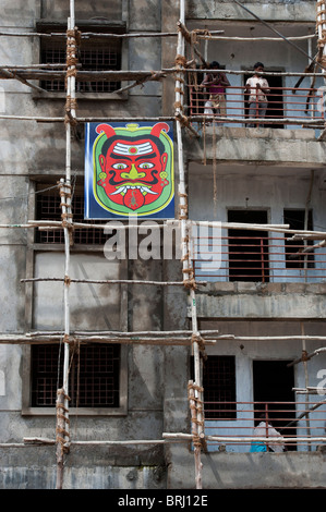 Bloc appartement indiennes en construction avec dieu hindou photo pour la protection contre les mauvais esprits. L'Andhra Pradesh, Inde Banque D'Images