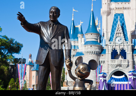 Statue des partenaires de Walt et Mickey devant le château de Cendrillon dans le parc à thème Magic Kingdom de Walt Disney Banque D'Images