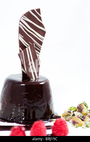 Le pouding au chocolat extravagantes on white plate Banque D'Images