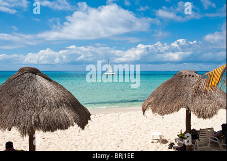 Mexique, Cozumel. Parasols Playa Mia Grand Beach Park, Isla de Cozumel (île de Cozumel). Banque D'Images