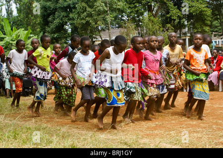 La scène de danse tribal filles Kikuyu, Karatina, Kenya Banque D'Images