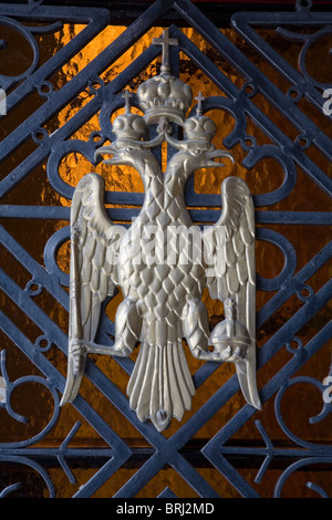 Cuivre Fer métallique double headed eagle portant la croix de la couronne porte le symbole de la domination de l'église chrétienne royaume mace tenir en laiton Banque D'Images