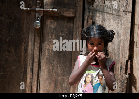 Les jeunes Indiens pauvres mendiant rue fille. L'Inde Banque D'Images