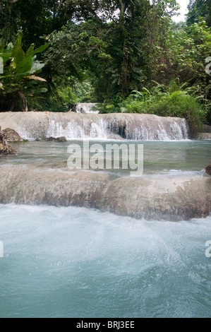 Mele-Maat cascades, piscine extérieure après d'eau cristalline, entourée par la forêt tropicale. Banque D'Images