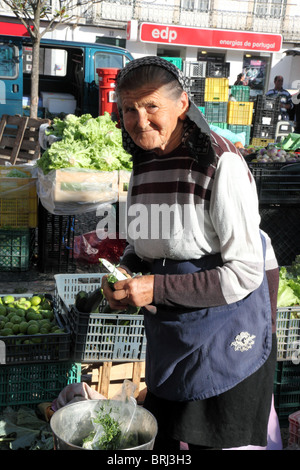 L'opérateur du marché portugais, herbes de déchiquetage marché Caldas da Rainha, Portugal Banque D'Images
