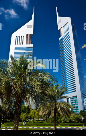 L'Emirates Towers sur Sheikh Zayed Road dans le centre financier de Dubaï, Emirats Arabes Unis, EMIRATS ARABES UNIS Banque D'Images