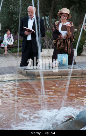 Israël. Jérusalem. Fontaine aux Lions. Couple juif orthodoxe priant en face de l'eau dans le cadre de la cérémonie d'tashlikh Banque D'Images