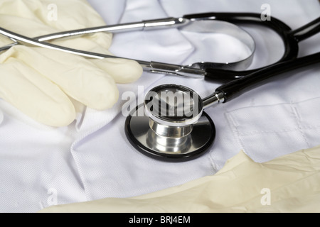 Gants en caoutchouc blanc stéthoscope sur blouse de laboratoire médical médecins coat Banque D'Images