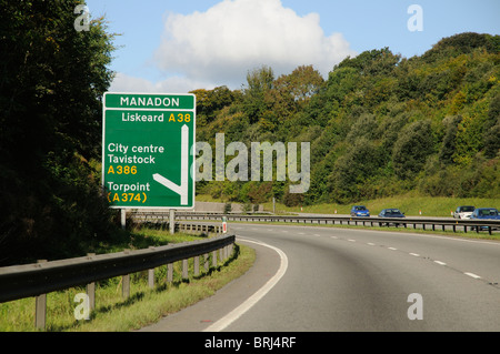 La route nationale de l'A38 Autoroute Devon comme il chefs autour de Plymouth en direction de Cornwall England UK Banque D'Images