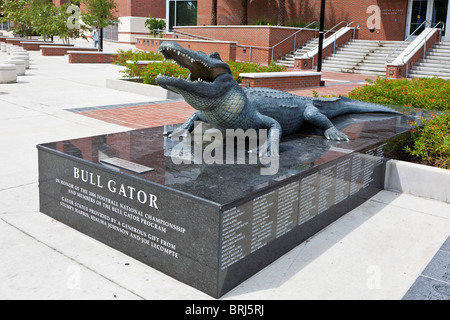 Bull Bull Gator Gator statue sur la place en face de la ville de Heavener complexe de football à l'Université de Floride à Gainesville Banque D'Images