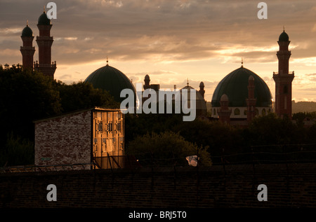 Tul Suffa Islam Mosquée et le tableau de bord à l'avenue Park cricket ground, anciennement maison de Bradford Park Avenue, Bradford Banque D'Images