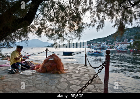 Coucher du soleil sur le port d'Agia Kyriaki sur la péninsule de Pelion, Grèce Banque D'Images