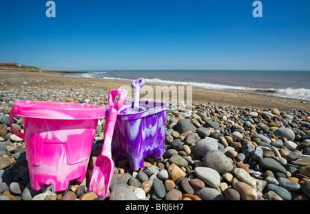 L'enfant des seaux et des pelles sur Hornsea beach Banque D'Images