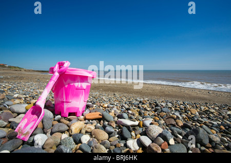 Godet de l'enfant et la cosse sur Hornsea beach Banque D'Images