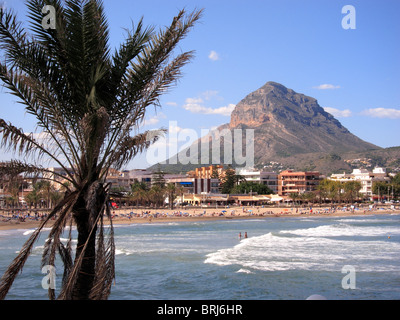 Le mont Montgo surplombe la station balnéaire espagnole de Javea. Banque D'Images