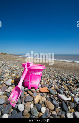 Godet de l'enfant et la cosse sur Hornsea beach Banque D'Images