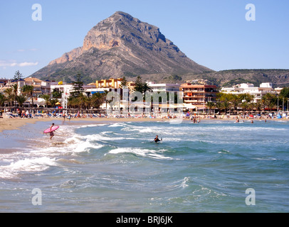 Le mont Montgo surplombe la station balnéaire espagnole de Javea. Banque D'Images