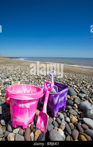 L'enfant des seaux et des pelles sur Hornsea beach Banque D'Images