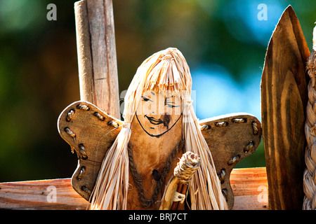 Sculptures faites à la main en bois d'un ange-woman face Banque D'Images