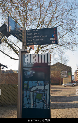 Bristol street sign avec des lieux touristiques répertoriés Banque D'Images