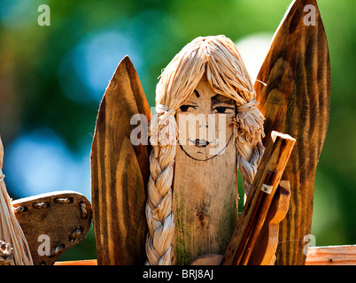 Sculptures faites à la main en bois d'un ange-woman face Banque D'Images