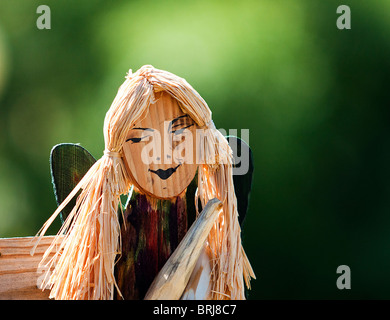 Sculptures faites à la main en bois d'un ange-woman face Banque D'Images