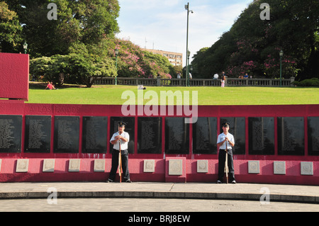 Deux aviateurs avec rifles gardant les Malouines/Falklands War Memorial, au pied d'une colline au-dessous de la Plaza San Martin, Buenos Aires Banque D'Images