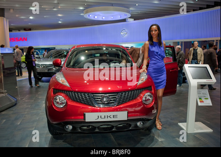 Paris, France, Paris car Show hôtesse, posant le long du moteur Nissan 'Juke' Diesel, Showroom, devant Banque D'Images