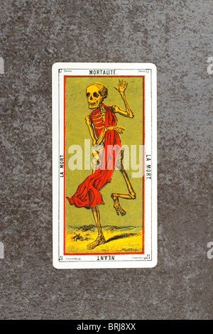 Représentant de la carte d'un ancien mort jeu de Tarot, utilisé pour la divination. Banque D'Images