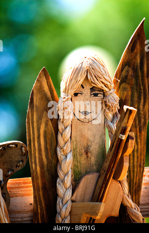 Sculptures faites à la main en bois d'un ange-woman face Banque D'Images