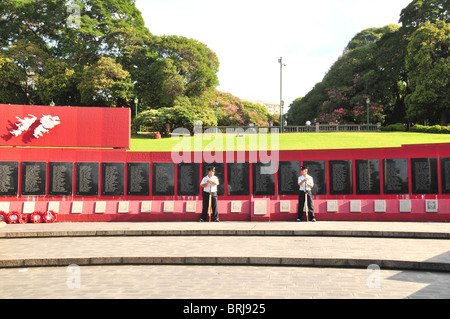 Deux aviateurs qui gardaient la guerre des Falklands/Malvinas Memorial, avec une image des îles Falkland, Plaza San Martin, Buenos Aires Banque D'Images