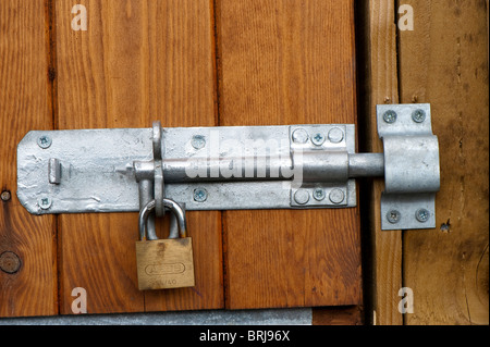 Vis et cadenas sur une porte en bois Banque D'Images