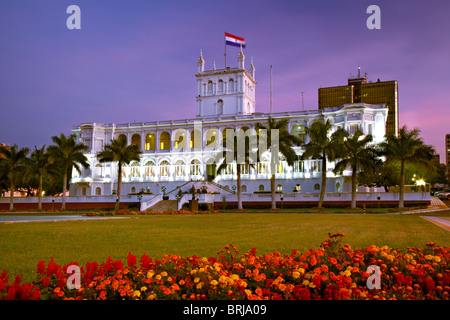 Palacio de Gobierno (Palais du Gouvernement) dans la soirée, Asuncion, Paraguay Banque D'Images