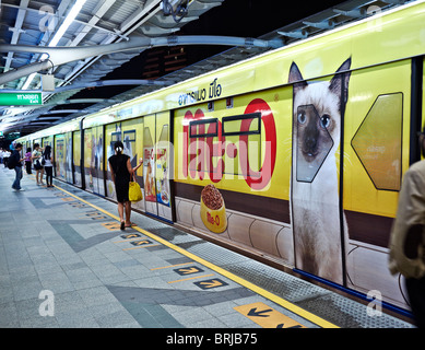 Gare de Bangkok et voitures décorées dans des tons colorés. Thaïlande S. E. Asie Banque D'Images