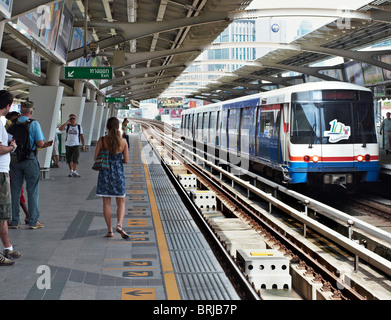 Gare de Bangkok, plate-forme et passagers avec train arrivant. Thaïlande S. E. Asie Banque D'Images