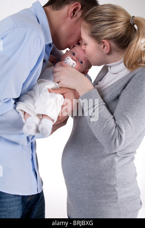 Famille heureuse avec leur nouvelle fille Banque D'Images