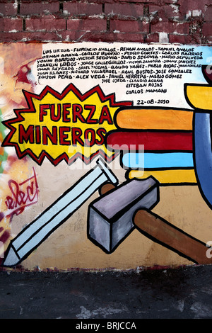 Murale de la Brigada Ramona Parra avec les noms des 33 mineurs piégés dans la mine voisine de San Jose, Copiapo, Región de Atacama, Chili Banque D'Images